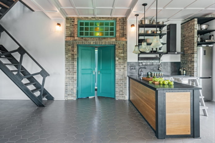 durys virtuvės interjere lofto stiliaus