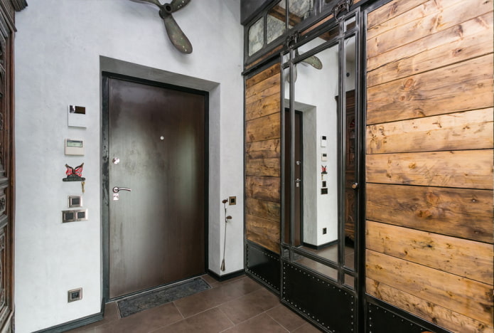 metalinės durys interjere lofto stiliaus
