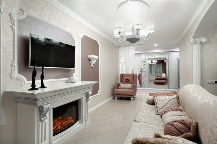 kominek i TV we wnętrzu salonu w stylu klasycznym