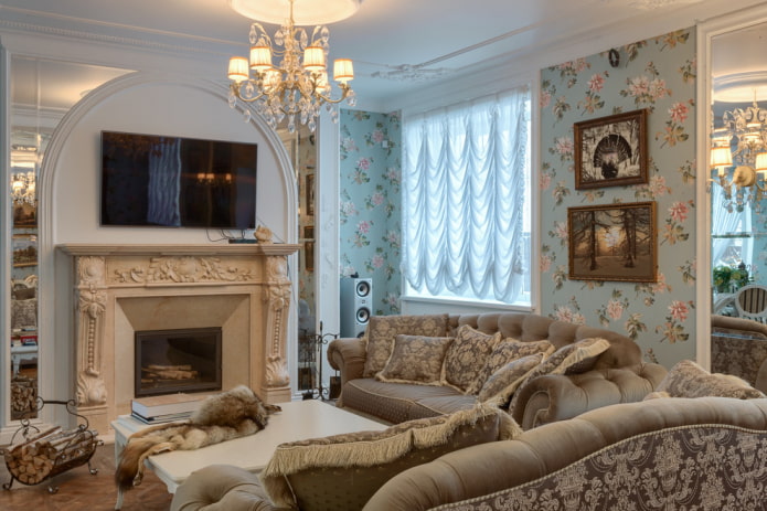 krb a TV v interiéru obývacího pokoje v klasickém stylu