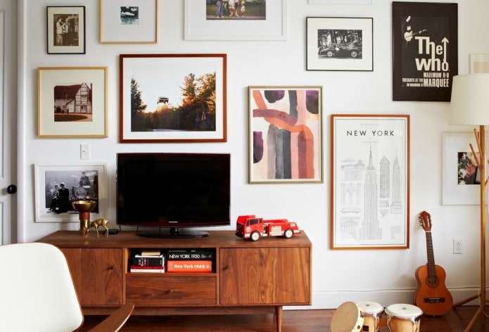 Televizor lângă perete cu poze în hol