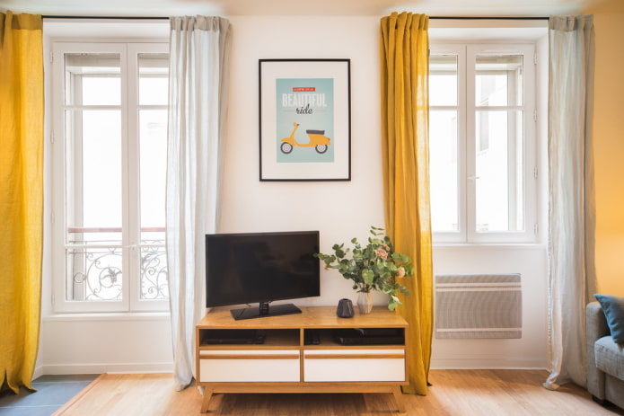 Televízor pri okne v interiéri obývacej izby