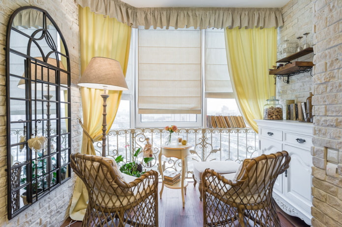 zrcadlo na balkóně ve stylu Provence