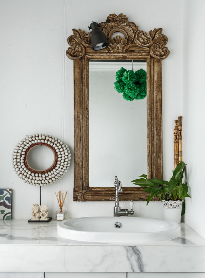 specchio con cornice in legno all'interno