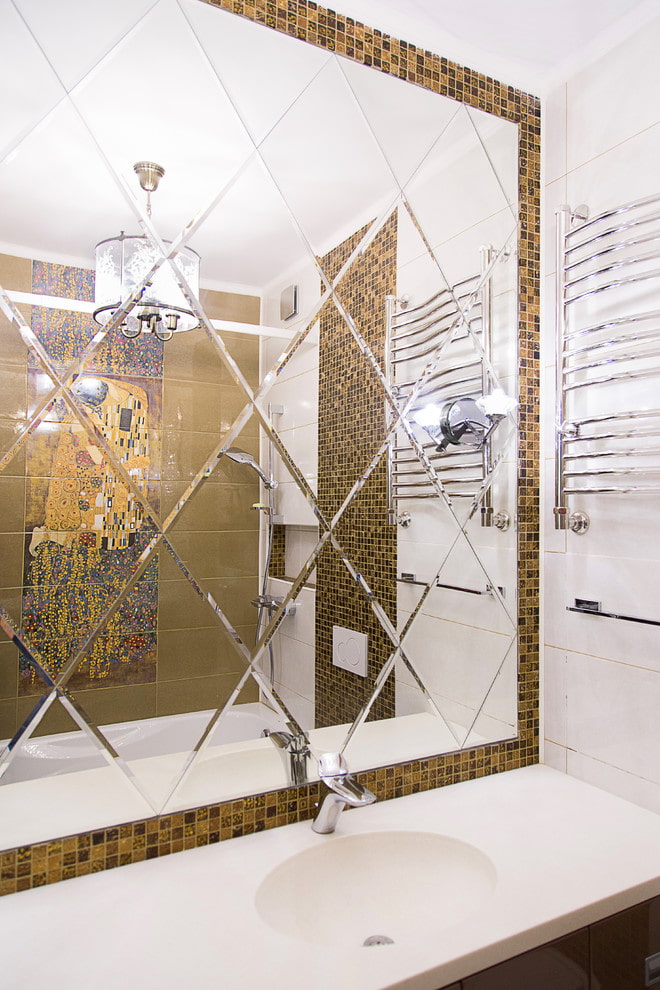 zrcadlo s vyrytým kosočtvercem v interiéru