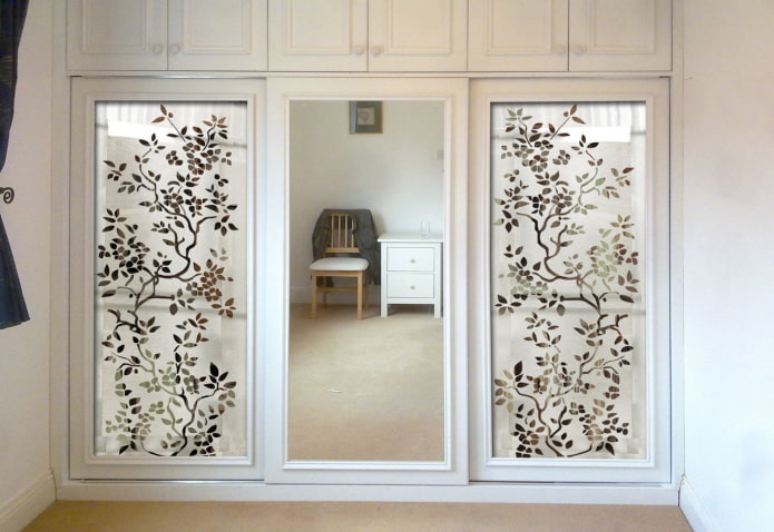 vestavěná zrcadla s kresbami v interiéru