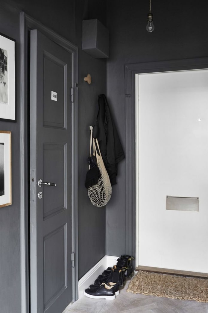 šedé dřevěné dveře v interiéru