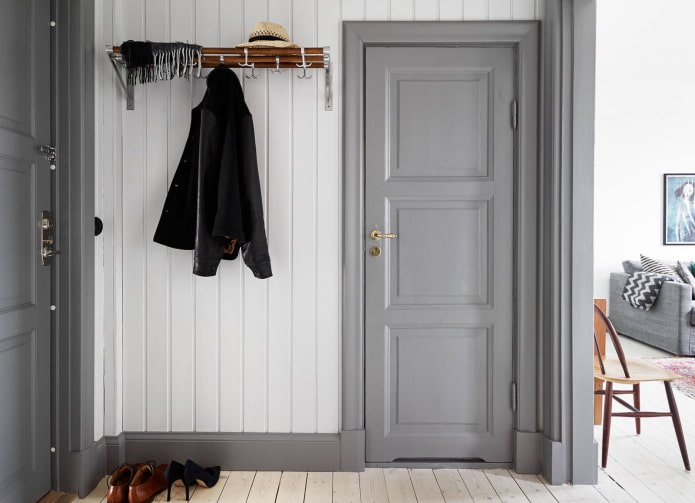 cửa màu xám với ván ốp chân tường trong nội thất