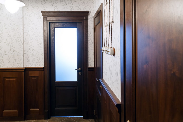 dveře v barvě wenge v kombinaci s tapetami v interiéru