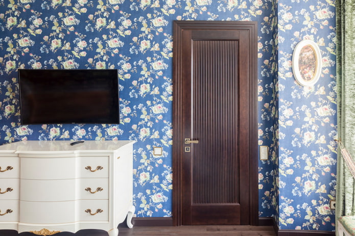 durvis venge krāsā apvienojumā ar tapetēm interjerā
