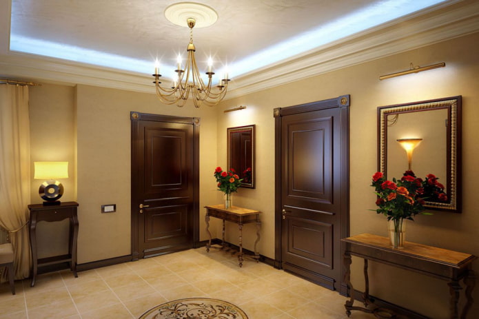 klasikinio stiliaus „wenge“ spalvos durys koridoriuje