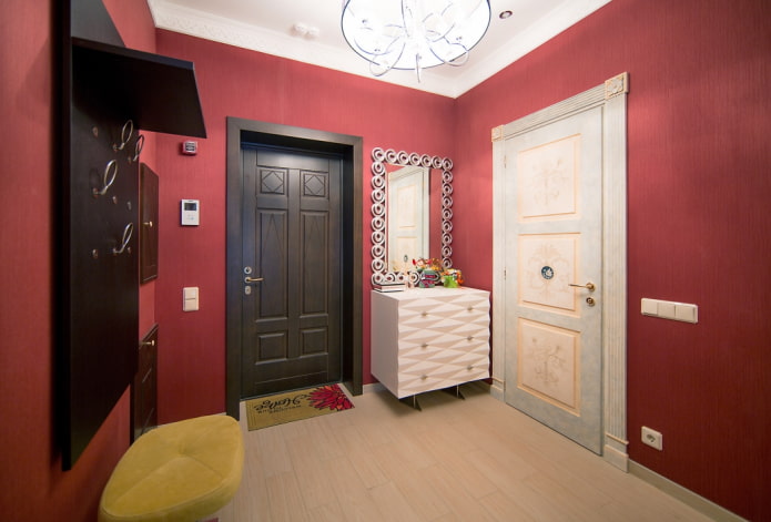 dveře v barvě wenge v kombinaci s nábytkem v interiéru
