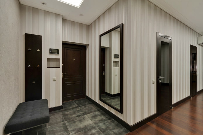 dvere vo farbe wenge kombinované so soklovými lištami v interiéri