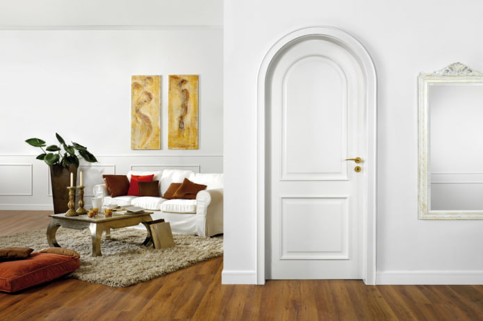 bílé dveře se zlatými úchyty v interiéru