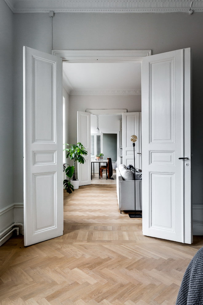 baltos medinės durys interjere