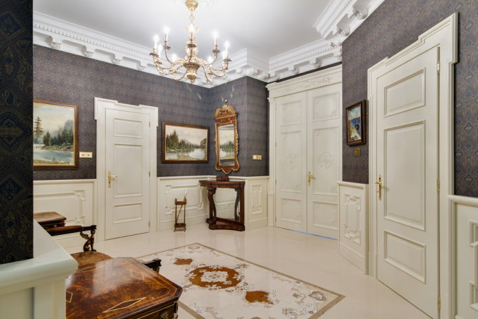 baltas durvis interjerā klasiskā stilā