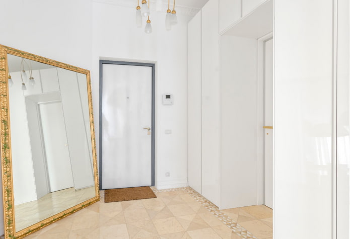 baltas durvis ar smilškrāsas grīdu interjerā