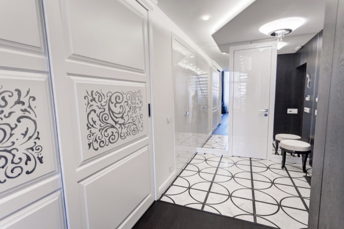 dvere v bielej farbe so vzorom v interiéri