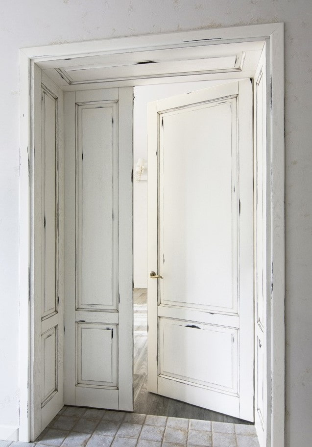 valkoiset ovet, joissa on patina