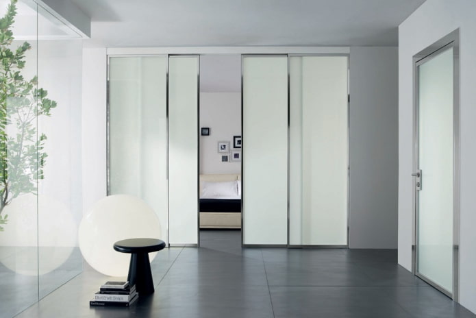 baltos durys aukštųjų technologijų stiliaus interjere