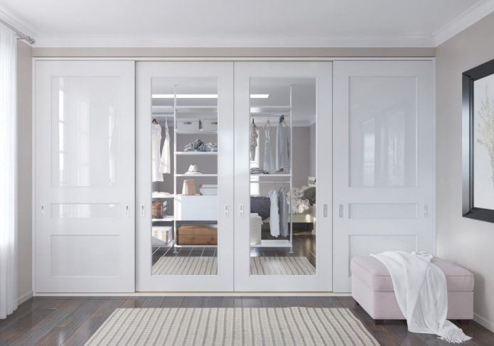 bílé dveře v interiéru šatny