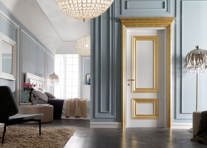 dvere bielej a zlatej farby v interiéri