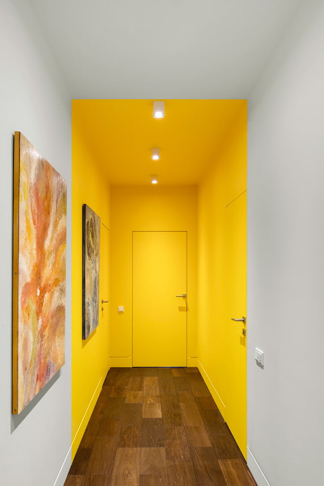 pintu dan lantai dengan warna yang bertentangan di pedalaman