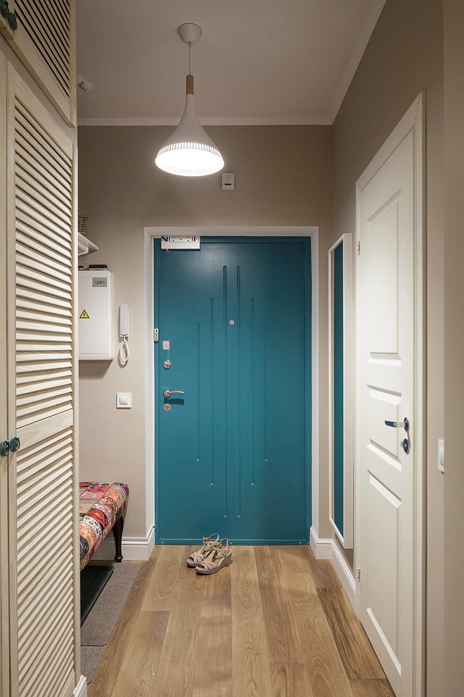 pintu dan lantai dengan warna yang bertentangan di pedalaman
