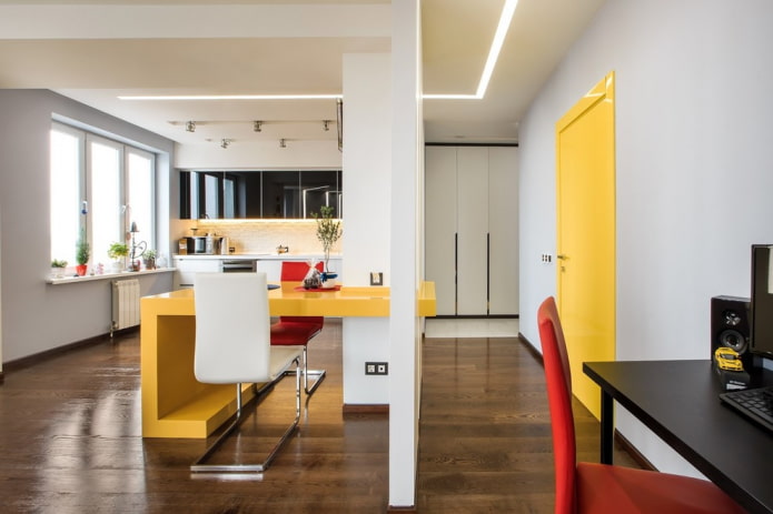 combinació de color de porta amb terra i mobles a l'interior