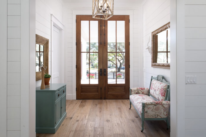 krāsu salikums durvju vērtnēm ar grīdas segumu interjerā