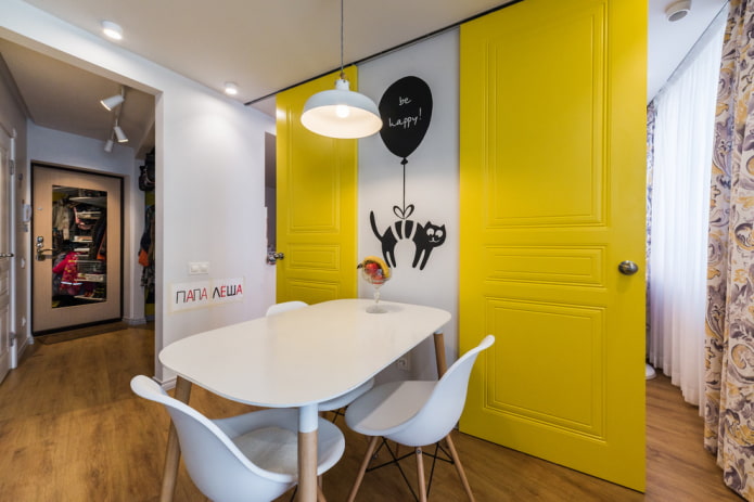 durvju krāsas kombinācija ar grīdu virtuves interjerā