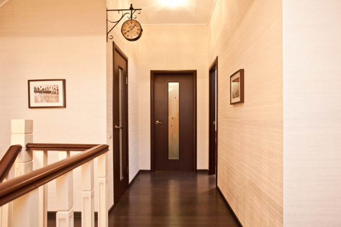 barevná kombinace dveří se stěnami a podlahou v interiéru