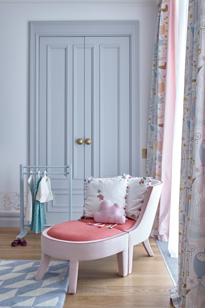 portes de colors clars combinades amb mobles a l'interior