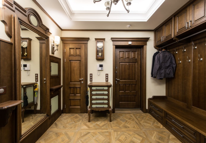 hnedé dvere v interiéri chodby