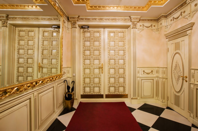 durys koridoriaus interjere klasikinio stiliaus