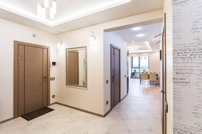 kombinácia dverí so soklovými lištami v interiéri chodby
