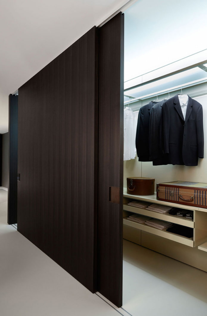 vestidor amb portes de fusta a l'interior
