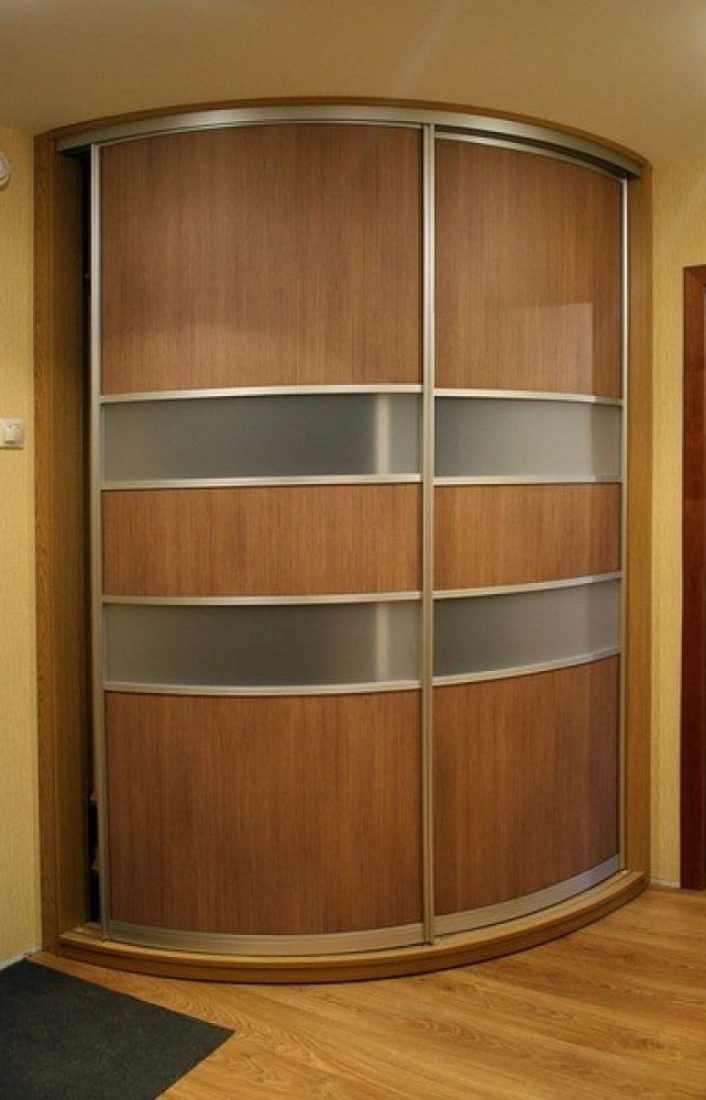 vestidor amb portes semicirculars a l'interior