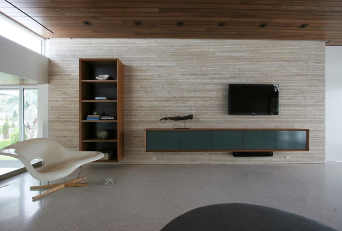 televizor montat pe perete într-un interior minimalist