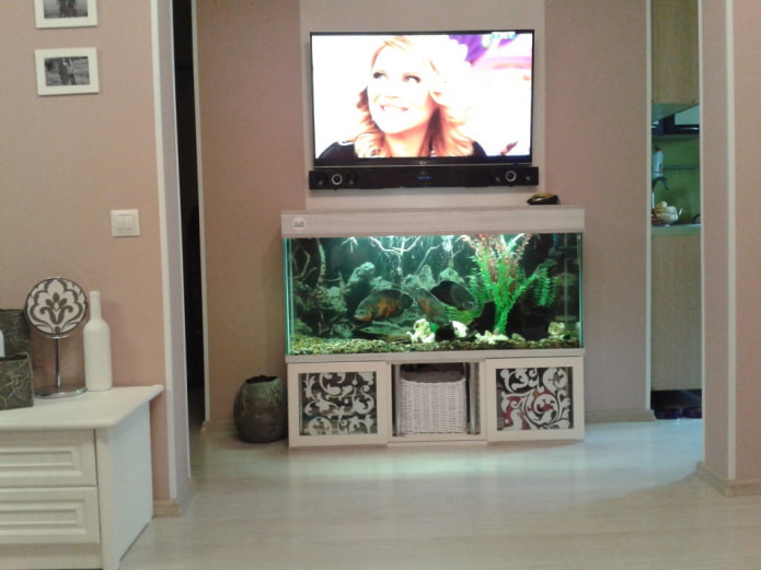 seinälle asennettu televisio, jonka sisätiloissa on akvaario
