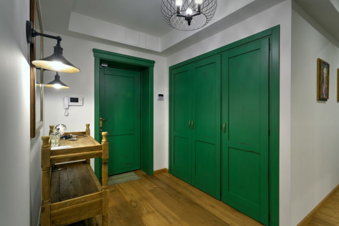 zaļas durvis interjerā