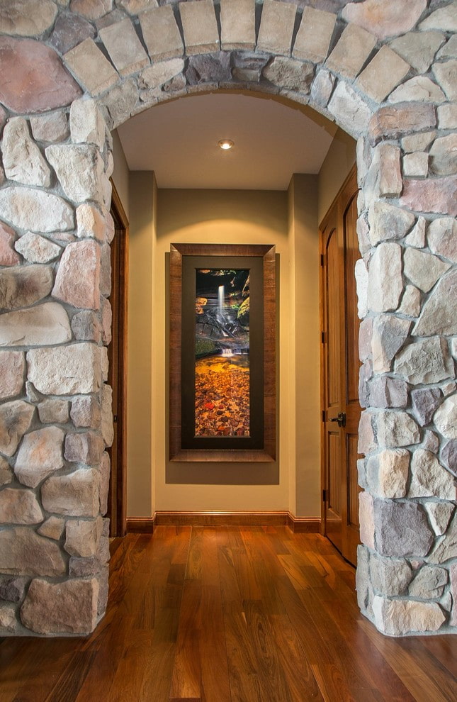 bue med dekorativ sten i det indre af korridoren