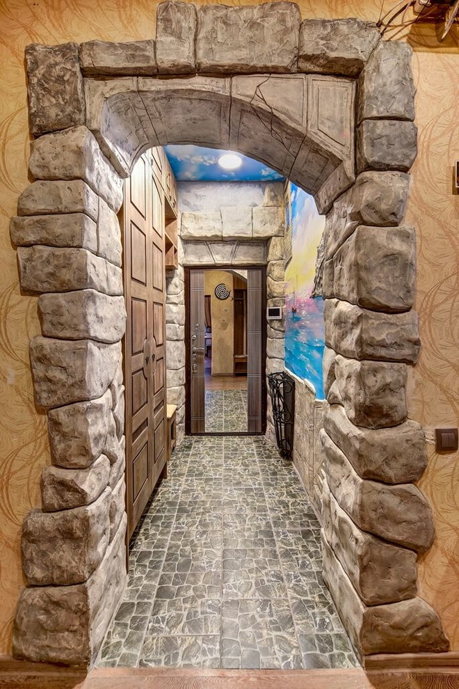 arka ar dekoratīvo akmeni koridora interjerā