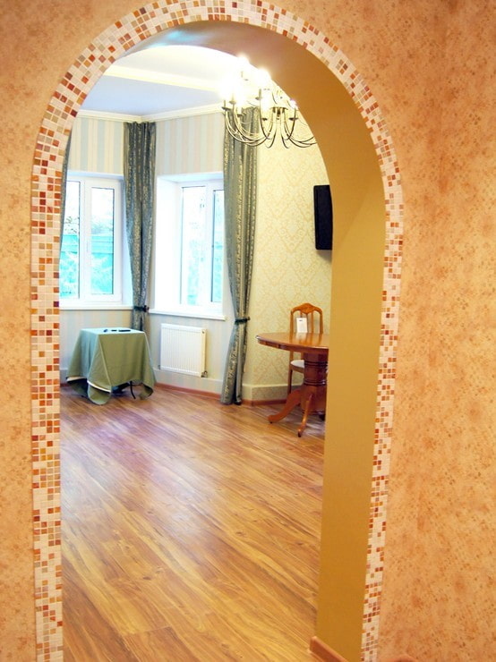 arco con mosaici all'interno del corridoio