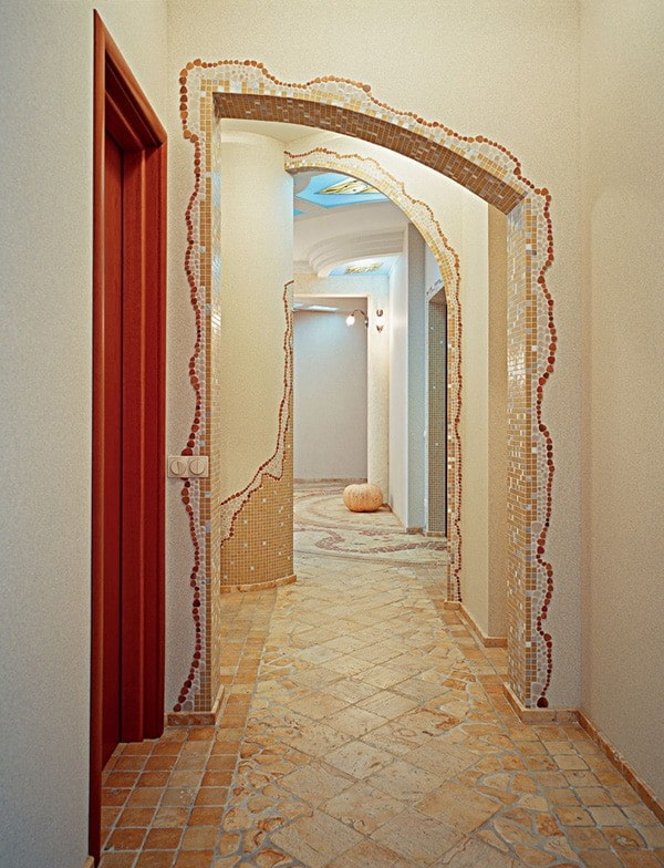 łuk z mozaikami we wnętrzu korytarza