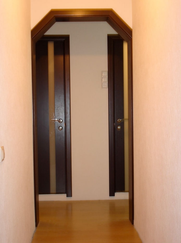 lengkungan trapezoid di bahagian dalam koridor