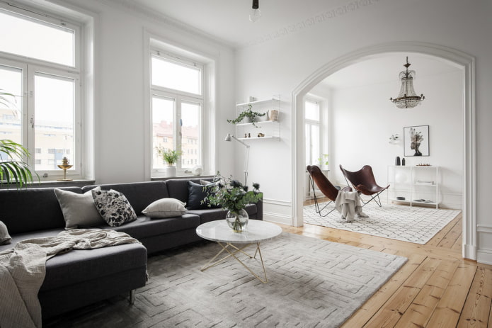 oblouk v interiéru obývacího pokoje ve skandinávském stylu