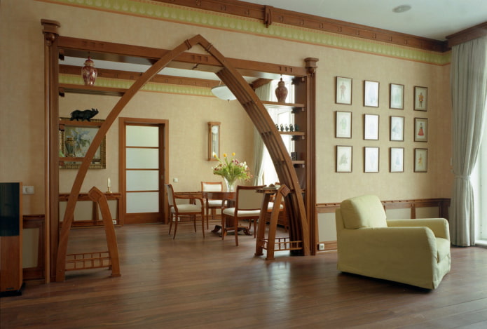 arc amb prestatges a l'interior de la sala d'estar