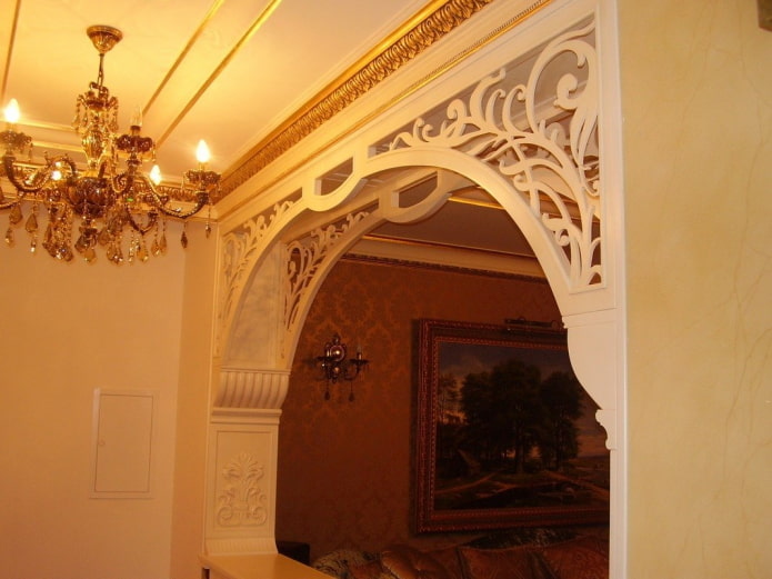 vyrezávaný oblúk zo sadrokartónu v interiéri