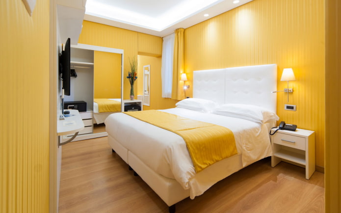 yatak odasının iç kısmındaki sarı duvarlar